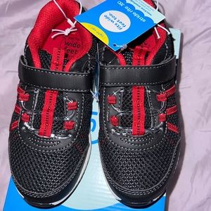 NWT Stride Rite 11 sneakers  shoes w lights